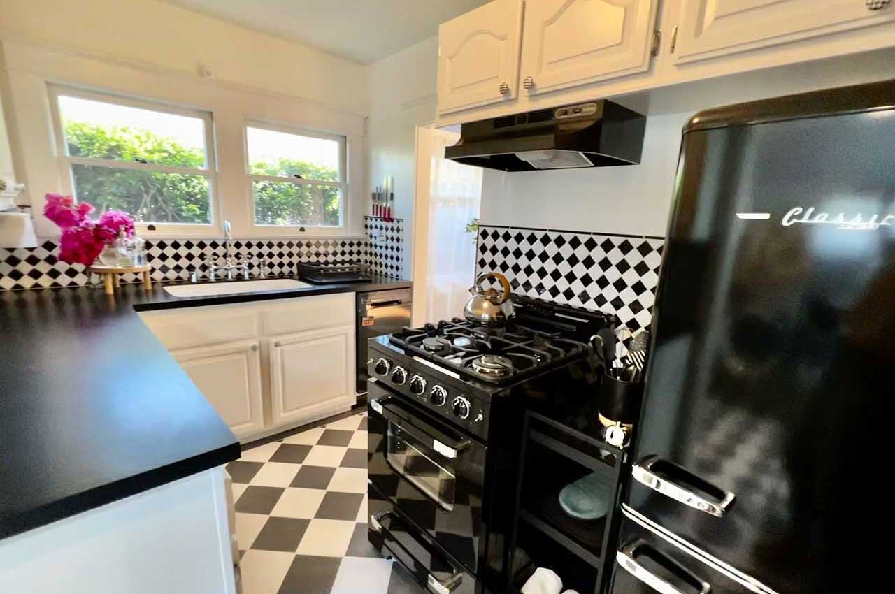 Kitchen with black appliances in Bungalow 32